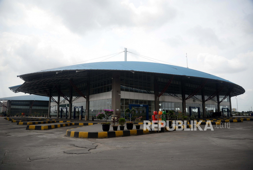 Suasana di Terminal Pulo Gebang, Jakarta. Kementerian Perhubungan (Kemenhub) menyiapkan Terminal Pulo Gebang, Jakarta Timur untuk mengevakuasi pengendara dan penumpang kendaraan pariwisata (travel) gelap. 