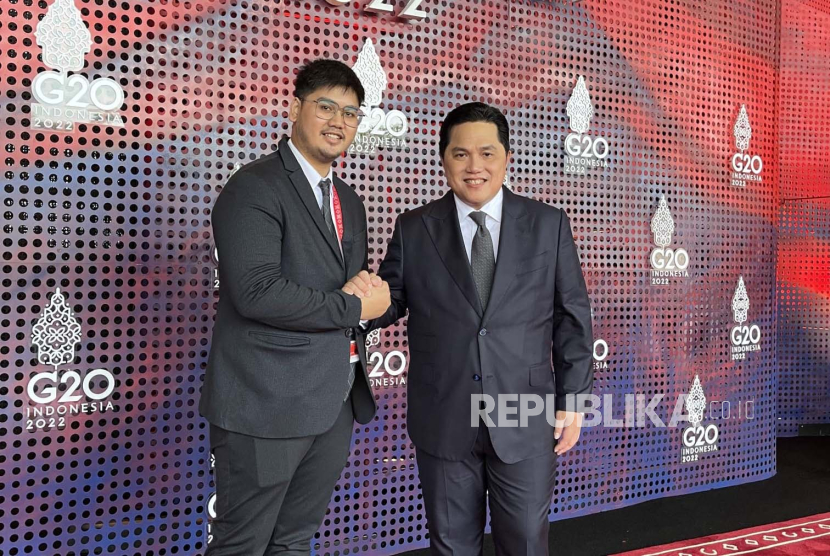 Menteri BUMN Erick Thohir (kanan) dan Direktur Hubungan Kelembagaan PT Industri Baterai Indonesia Reynaldi Istanto (kiri).