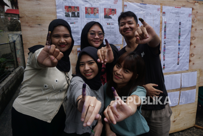 Beberapa anak muda menunjukkan jari seusai menggunakan hak suaranya di TPS 061 Petamburan, Tanah Abang, Jakarta, Rabu (14/2/2024). (ilustrasi)