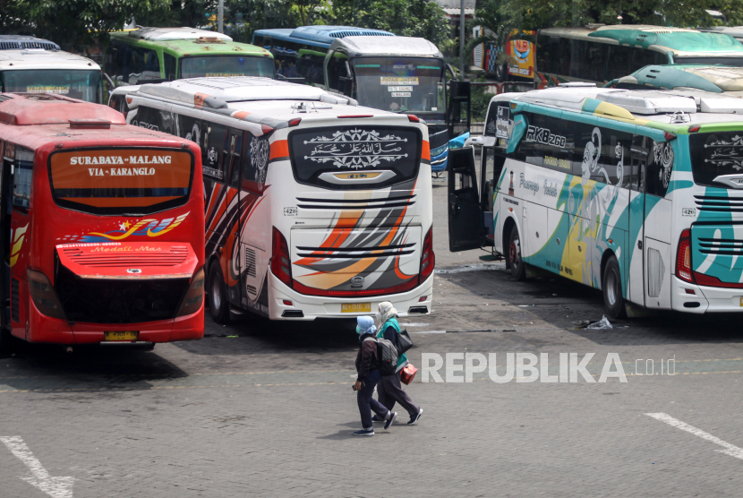 Calon penumpang membawa barang bawaannya di Terminal Bungurasih, Sidoarjo, Jawa Timur, Selasa (26/4/2022). Puncak arus mudik lebaran diperkirakan terjadi pada Sabtu (30/4) hingga Minggu (1/5) mendatang. 