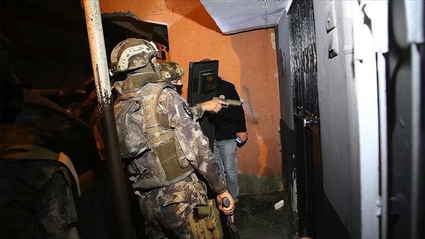 Lima dari tersangka telah ditahan dan satu dibebaskan dengan jaminan, sementara 43 tersangka lainnya masih diproses di kantor polisi - Anadolu Agency