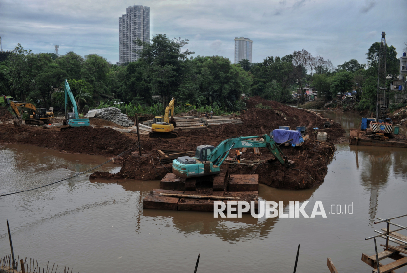 Pekerja menyelesaikan proyek normalisasi Kali Pesanggrahan di kawasan Kebayoran Lama, Jakarta Selatan, Jumat (6/12/2024). Pemprov DKI Jakarta menormalisasi Kali Pesanggrahan untuk mengantisipasi  banjir dan longsor dengan melakukan pelebaran permukaan kali dan membangun dinding turap. Badan Meteorologi, Klimatologi, dan Geofisika (BMKG) mengungkapkan potensi bencana hidrometeorologi diperkirakan terjadi pada akhir tahun dan awal tahun 2025.