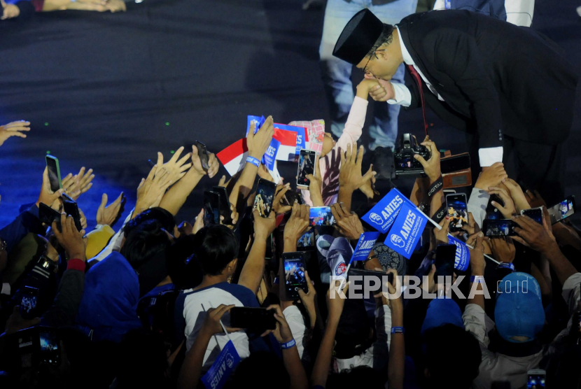 Bakal Calon Presiden dari Koalisi Perubahan untuk Persatuan (KPP) Anies Baswedan mencium tangan seorang anak sebelum menyampaikan pidato politik di Tenis Indoor Senayan, Kompleks Gelora Bung Karno, Jakarta, Ahad (7/5/2023). Anies Baswedan menyampaikan pidato bertajuk Meluruskan Jalan Menghadirkan Keadilan yang dihadiri 4.000 relawan. Pada kesempatan tersebut juga dideklarasikan relawan Amanat Indonesia (Anies) yang merupakan komunitas gerakan yang memperjuangkan Anies sebagai Presiden 2024.