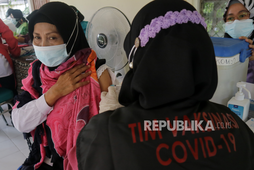 Tenaga kesehatan (nakes) disuntik vaksin COVID-19 sinovac,  di Puskesmas Jelakombo Kabupaten Jombang, Jawa Timur, Rabu (27/1/2021). Dinas Kesehatan Kabupaten Jombang mulai melaksanakan vaksinasi COVID-19 tahap satu sebanyak 4 ribu dosis dengan prioritas tenaga kesehatan. 