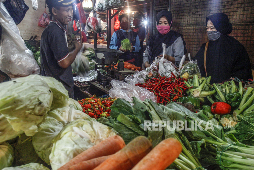 Pedagang melayani pembeli di Pasar Cibinong, Bogor, Jawa Barat