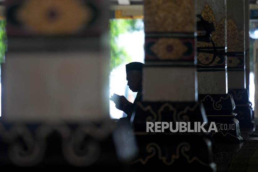 Warga mengikuti Majelis Semaan Al Quran memperingati 277 Tahun Hadeging Nagari Kasultanan Ngayogyakarta Hadiningrat di Masjid Gedhe Kauman, Yogyakarta, Rabu (13/12/2023). Pengetan Hadeging Nagari Ngayogyakarta Hadiningrat atau Peringatan Berdirinya Kesultanan Yogyakarta dilakukan setiap 28-29 Jumadilawal Tahun Jawa. Semaan Al Quran ini dilakukan mulai habis Subuh hingga Isya atau sampai khatam oleh Kanca Kaji dan warga masyarakat. Perlu diketahui bahwa proklamasi berdirinya Kesultanan Yogyakarta pada 13 Maret 1755 Masehi atau 28 Jumadilawal 1680 Tahun Jawa.