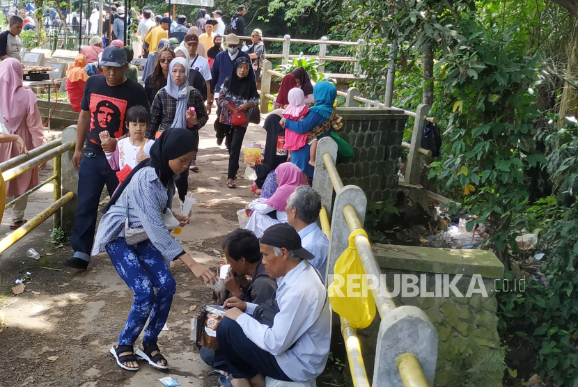 Pengemis musiman berharap sedekah kepada peziarah yang memadati TPU (Tempat Pemakaman Umum) Cikutra, Kota Bandung