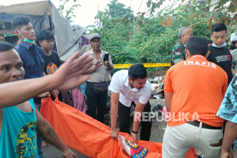 Polisi mengevakuasi seorang lelaki yang ditemukan meninggal dunia di dalam gubuk pinggir Jalan Letkol RE Djaelani, Kelurahan Linggajaya, Kecamatan Mangkubumi, Kota Tasikmalaya, Selasa (8/8/2023).
