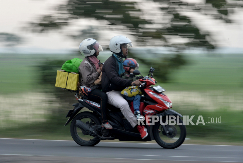 Pemudik motor melintas di jalan Pamanukan, Jawa Barat, Rabu (19/4/2023). Arus mudik dengan menggunakan sepeda motor terpantau ramai lancar di jalur Pantura arah Cirebon.