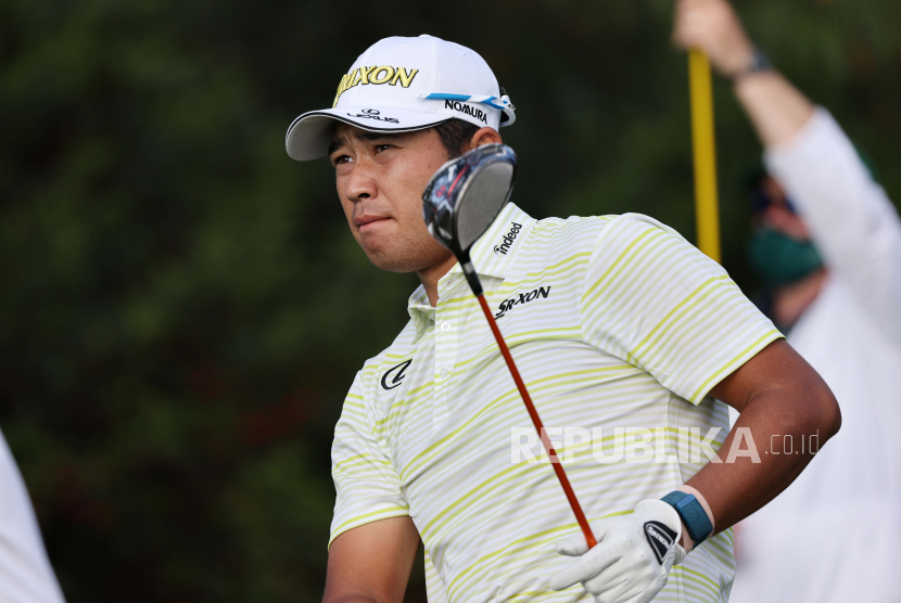  Hideki Matsuyama dari Jepang melakukan pukulan tee-nya di hole kelima belas selama putaran final Turnamen Masters 2021 di Augusta National Golf Club di Augusta, Georgia, AS, 11 April 2021. Turnamen Masters 2021 diadakan 08 April hingga 11 April 2021 .
