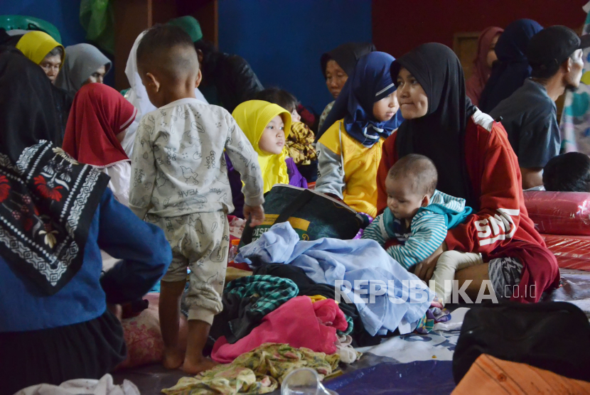 Warga mengungsi di Aula Kantor Desa Cibenda, Kecamatan Cipongkor, Kabupaten Bandung Barat, Senin (25/3/2024). Sedikitnya 350 orang mengungsi akibat longsor yang terjadi Ahad (24/3/2024) malam. Diduga 9 orang masih tertibun longsor. Hingga saat ini petugas gabungan masih terus melakukan pencarian.