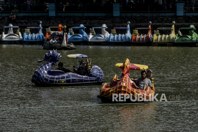 Sejumlah pengunjung bermain perahu bebek di kawasan Setu Babakan, Jakarta Selatan.