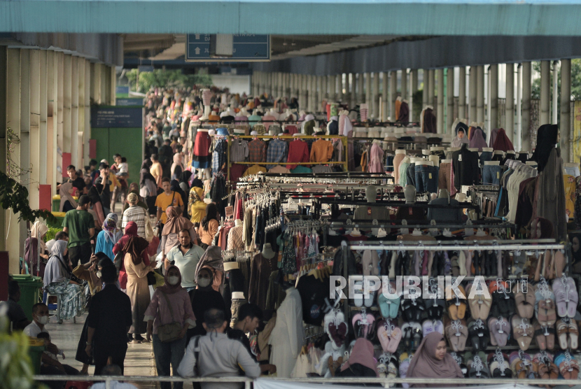Pengunjung memadati area skybridge multiguna Tanah Abang, Jakarta, Senin (28/3/2022). Menjelang bulan suci Ramadhan 1443 Hijirah, Pasar Tanah Abang mulai dipadati warga yang hendak berbelanja busana muslim. Republika/Thoudy Badai