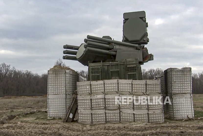 Gambar diam yang diambil dari video selebaran yang disediakan oleh Kementerian Pertahanan Rusia pada 13 Januari 2023 menunjukkan sistem rudal Pantsir Rusia selama pertempuran di lokasi yang dirahasiakan di wilayah Donetsk, Ukraina. Kementerian Pertahanan Rusia mengatakan itu