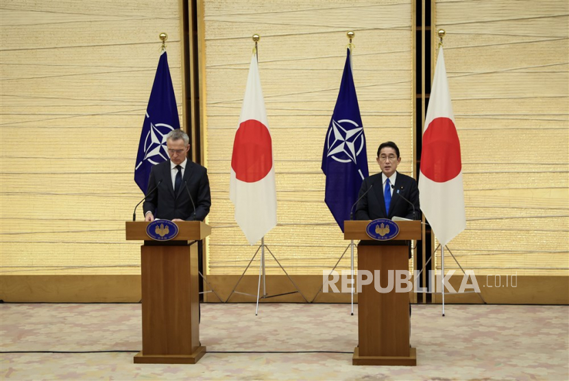  Sekretaris Jenderal NATO Jens Stoltenberg (kiri) dan Perdana Menteri Jepang Fumio Kishida mengadakan jumpa pers bersama di Tokyo, Jepang,  Selasa (31/1/2023). Stoltenberg mengunjungi Jepang untuk memperkuat hubungan bilateral antara negara tersebut dan UE.
