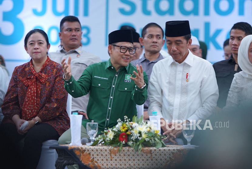 Presiden Joko Widodo (kanan) bersama Ketua Umum PKB Muhaimin Iskandar (tengah) dan Ketua DPR Puan Maharani (kiri) saat menghadiri Harlah 25 tahun PKB di Stadion Manahan, Solo, Jawa Tengah, Ahad (23/7/2023). Harlah PKB yang dihadiri Presiden, sejumlah ketua umum parpol dan ribuan kader PKB itu mengangkat tema Aksi Melayani Indonesia.