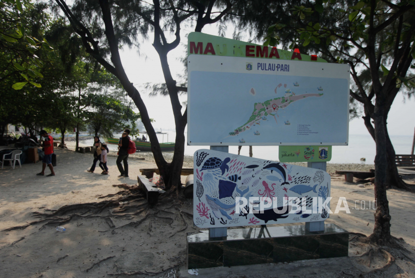 Wisatawan berjalan saat tiba di Pulau Pari, Kabupaten Kepulauan Seribu, Jakarta, Rabu (12/7/2023). 