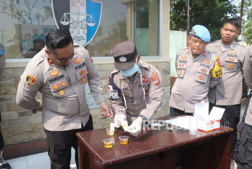 Polres Indramayu melaksanakan tes urine rutin bagi anggota kepolisian yang akan bertugas dalam pengamanan Pemilihan Umum (Pemilu) 2024. 