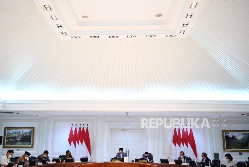 Pemerintah akan terus mengawasi penerapan protokol kesehatan (prokes) di berbagai destinasi wisata di daerah. Foto: Presiden Joko Widodo (kelima kiri) bersama Wakil Presiden Maruf Amin (keempat kanan) memimpin Sidang Kabinet Paripurna di Kantor Presiden, Jakarta.