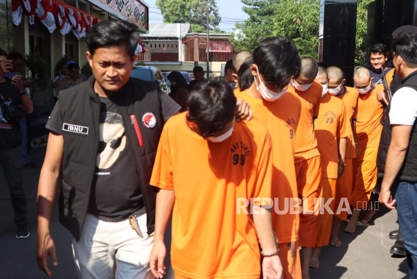 Para tersangka kasus narkoba yang ditangkap Polresta Cirebon selama Operasi Antik Lodaya 2023. 