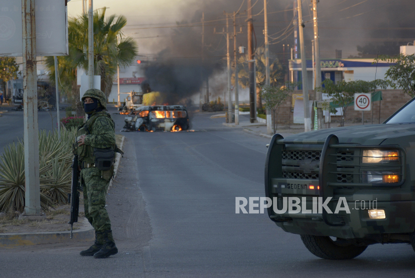 Kelompok bersenjata menculik 14 pegawai Kementerian Keamanan di negara bagian Chiapas, Meksiko. 