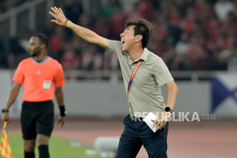 Indonesia national team coach Shin Tae Yong gives instructions during the 2026 World Cup Qualifier match against Australia at GBK Stadium, Senayan, Jakarta, Tuesday (10/9/2024). Indonesia managed to hold Australia to a 0-0 draw.