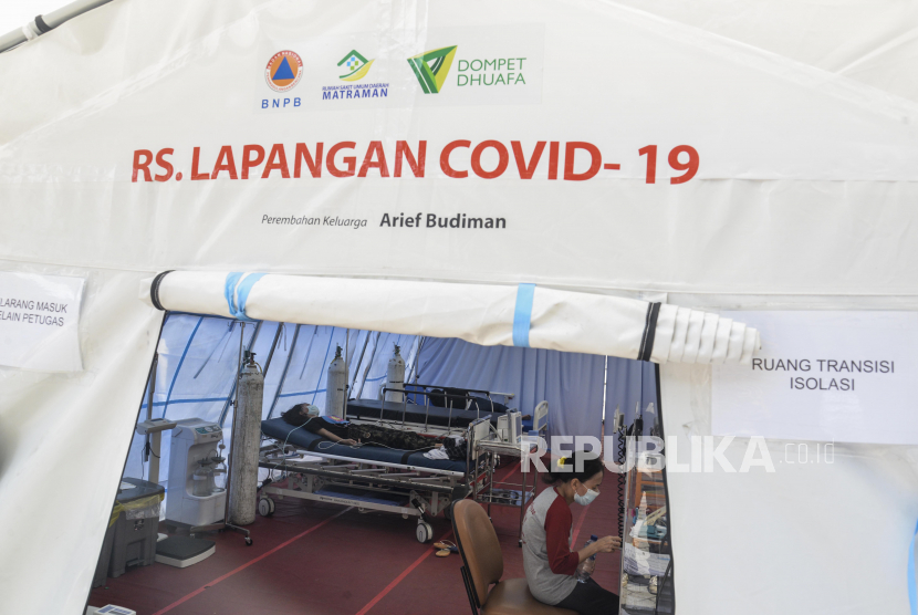 Sejumlah pasien beristirahat di tenda darurat yang dijadikan ruang transisi isolasi di RSUD Matraman, Jakarta, Jumat (6/8). Kementerian Kesehatan menyebutkan penambahan kasus harian konfirmasi positif COVID-19 mencapai 1.142 kasus pada Ahad (3/10). 