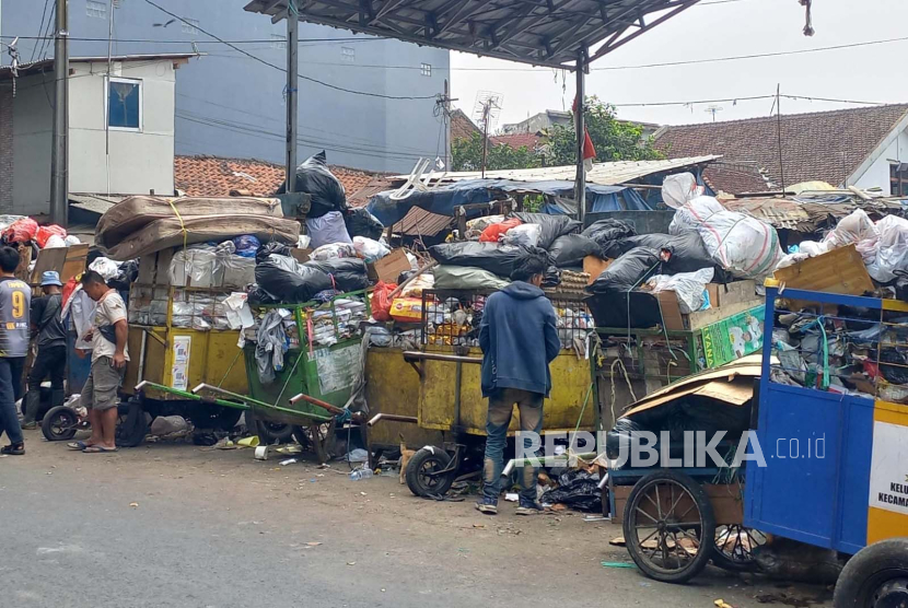 Antrean roda pengangkut sampah berisi sampah rumah tangga mengular di TPS Pagarsih, Kota Bandung, Kamis (24/8/2023) sedangkan di TPS Ambon di Jalan Ambon tutup sementara. Hal itu akibat penutupan sementara TPA Sarimukti akibat kebakaran. 
