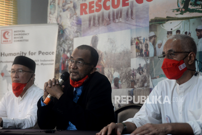 Head of Presidium MER-C Sarbini Abdul Murad (tengah) memberikan paparan didampingi Presidium MER-C Faried Thalib (kanan) dan Pimpinan Komite Indonesia untuk Solidaritas Dunia Islam (KISDI) HM Mursalin (kiri) saat memberikan keterangan terkait keberangkatan tim medis & program kemanusiaan MER-C untuk Afganistan di Jakarta, Jumat (18/3/2022). MER-C Indonesia akan mengirimkan tim medisnya ke Afganistan untuk turut membantu krisis kemanusiaan yang melanda negara tersebut. Pada tahap awal tim yang diberangkatkan adalah tim assassment yang terdiri dari dua dokter selain itu juga turut dibawa sejumlah bantuan awal obat-obatan.Prayogi/Republika.