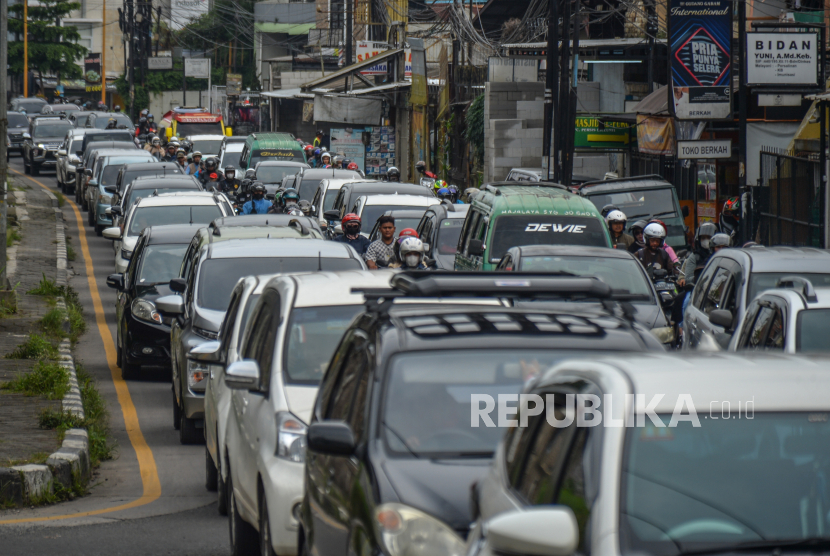Kepadatan kendaraan di Cileunyi, Kabupaten Bandung, Jawa Barat. Perayaan Puncak Tahun Baru 2023 baru saja usai, tentunya setelah perayaan tersebut banyak masyarakat yang akan kembali melanjutkan aktivitasnya sehari-hari. Diperkirakan akan terjadi arus balik mudik Tahun Baru 2023.