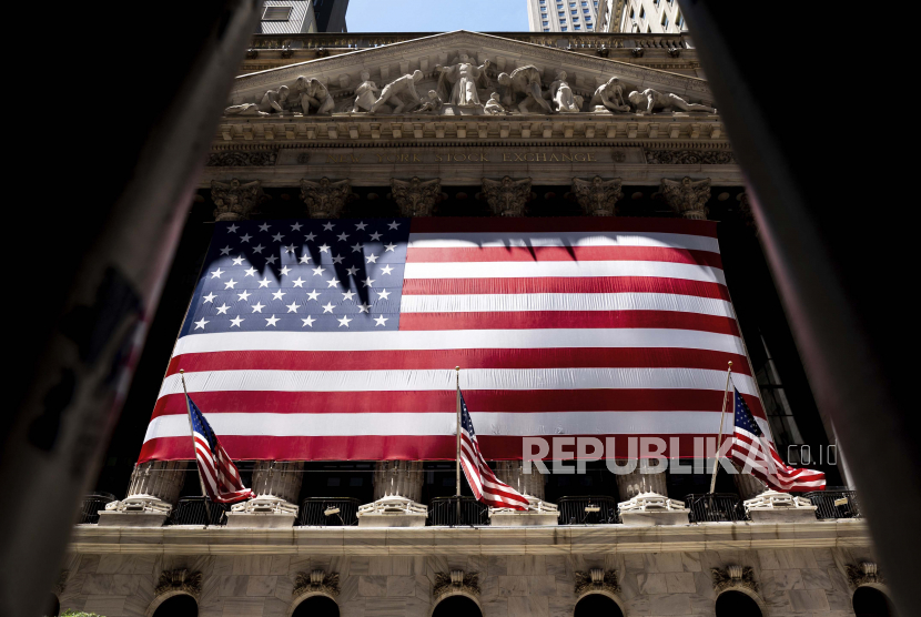 Bendera Amerika dikibarkan di Bursa Efek New York pada Rabu, 29 Juni 2022 di New York. 150 Tahun Setelah Kematiannya, Opera di AS Kisahkan Budak Muslim Omar