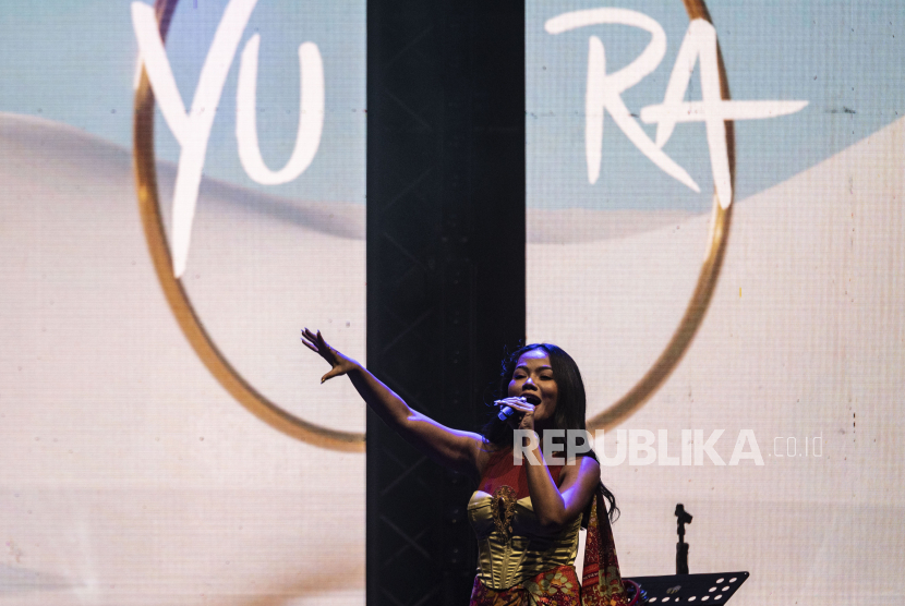 Penyanyi Yura Yunita. Yura tampil energik ketia tampil di acara musik Merdeka Fiesta. Dalam penampilannya itu, dia menggunakan bahasa Sunda hingga bahas isyarat. (ilustrasi)