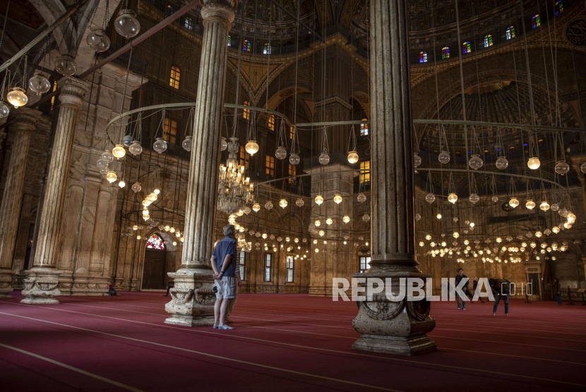 Mesir Izinkan Sholat Jenazah di Masjid Besar. Seorang turis Amerika melihat Masjid Agung Muhammad Ali Pasha di komplek Benteng, Kairo, Mesir, Rabu (18/3). Seperti banyak tempat lain di dunia, pandemi coronavirus sedunia bisa berakhir rentan di Mesir