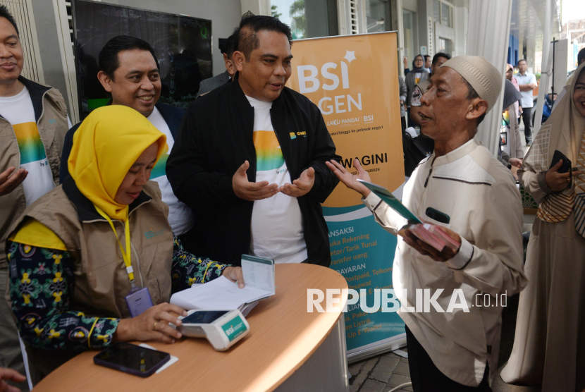 Direktur Sales & Distribution BSI Anton Sukarna (kedua kana) bersama RCEO BSI Regional Jakarta 1 Gunawan Arif Hartoyo (ketiga kanan) berbincang dengan nasabah saat meninjau kesiapan pelunasan haji tahap I di kantor cabang Bank Syariah Indonesia (BSI), Bekasi, Jawa Barat, Jumat (21/2/2025). BSI mengoptimalkan pelunasan biaya penyelenggaraan calon jamaah haji. Tahun ini sekitar 185 ribu calon jamaah haji Indonesia mendaftar lewat BSI, atau sekitar 83,8 persen dari total jamaah haji Indonesia.