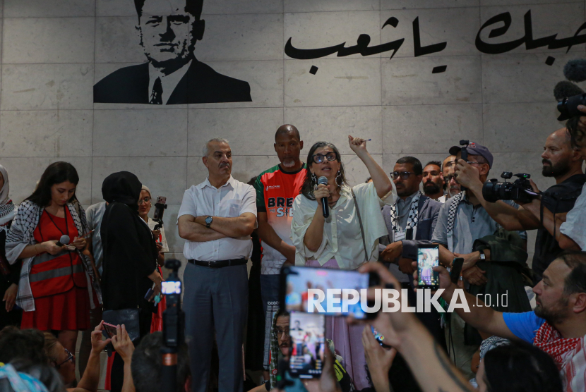 Pelapor Khusus PBB untuk Wilayah Palestina yang diduduki Francesca Albanese bersama cucu dari Presiden Afrika Selatan Nelson Mandela, Mandla Mandela menyampaikan keterangan pers terkait misi kemanusiaan untuk Gaza yang terbagung dalam gerakan Global Sumud Flotilla di Tunisia, Senin (8/9/2025). Dalam keterangannya Francesca dan Mandla Mandela mendukung penuh gerakan pelayaran akbar ini yang diikuti oleh sekitar 44 negara dengan tujuan berusaha membuka koridor kemanusiaan bagi warga Palestina atas pengepungan dan genosida yang dilakukan oleh Israel.
