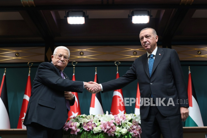 foto selebaran yanPresiden Turki Recep Tayyip Erdogan (kanan) dan Presiden Palestina Mahmud Abbas (kiri).