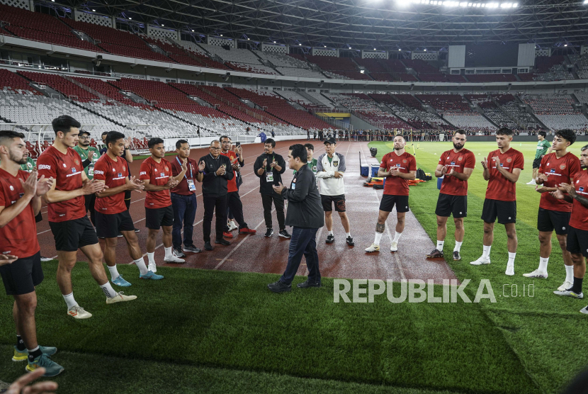 Ketua Umum PSSI Erick Thohir memberi arahan kepada para pemain timnas Indonesia di sela sesi latihan di Stadion Utama Gelora Bung Karno, Jakarta, Ahad (18/6/2023). 