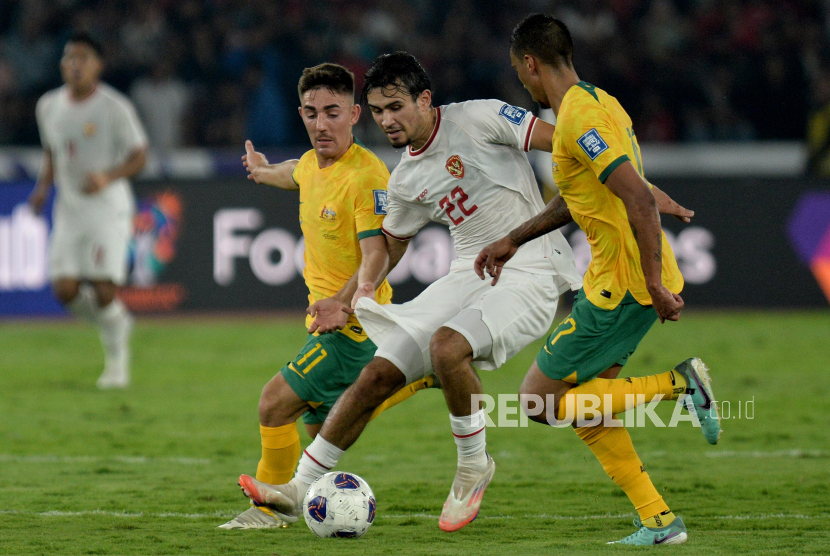 Indonesia national team player Nathan Tjoe A On scrambles for the ball with an Australian player during the 2026 World Cup Qualifier match at GBK Stadium, Senayan, Jakarta, Tuesday (10/9/2024). Indonesia managed to hold Australia to a 0-0 draw.