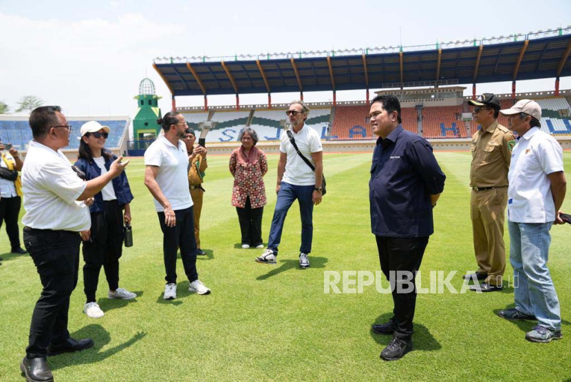 Ketua Umum (Ketum) Persatuan Sepak Bola Seluruh Indonesia (PSSI) Erick Thohir bersama delegasi FIFA meninjau kesiapan Stadion Si Jalak Harupat di Kabupaten Bandung, Senin (9/10/2023).
