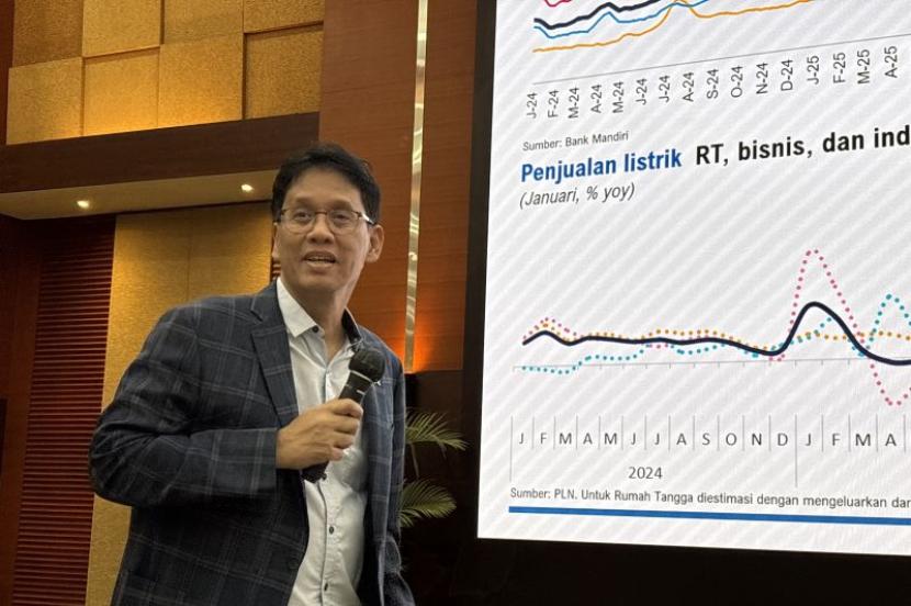 Purbaya: Harga BBM subsidi naik bila tekanan minyak lampaui APBN.