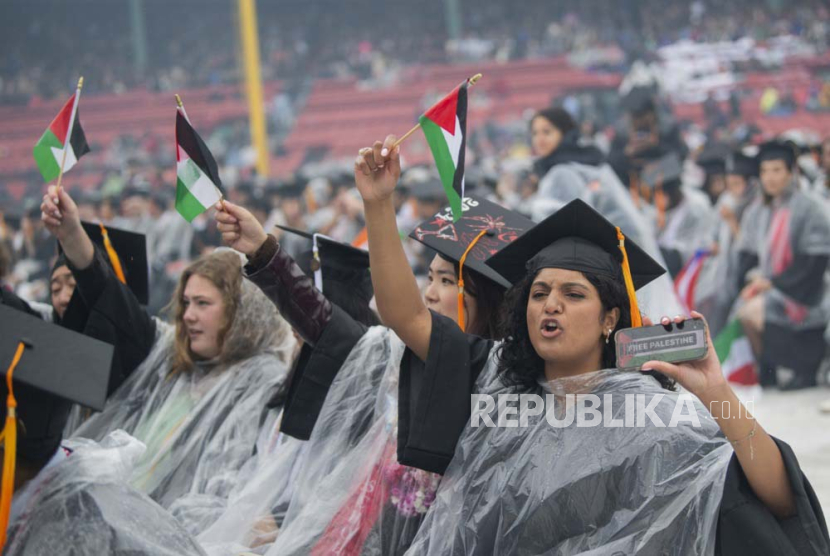 Para wisudawan meneriakkan Bebaskan Palestina sambil mengibarkan bendera Palestina pada upacara wisuda Universitas Northeastern di Fenway Park di Boston, Massachusetts, AS, 5 Mei 2024.