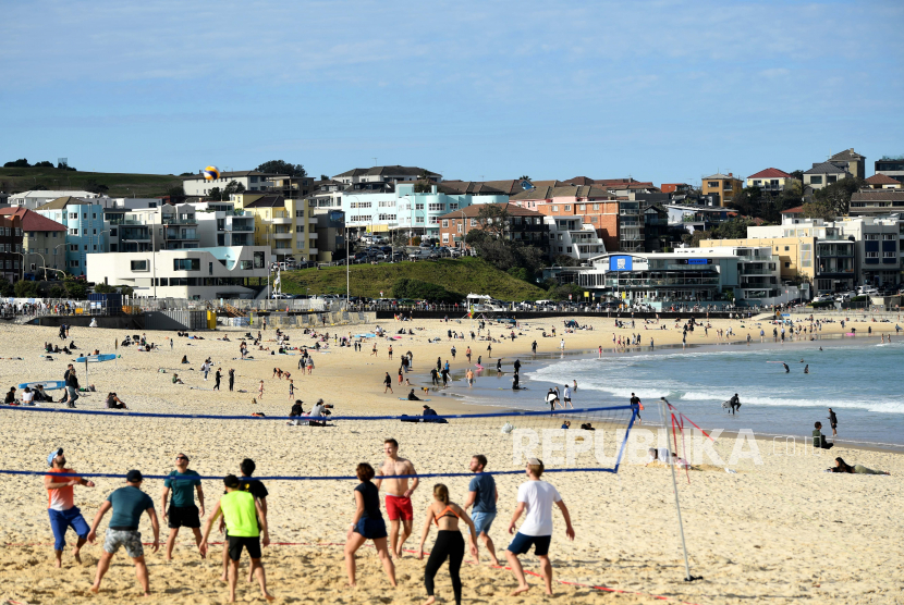 Orang-orang menikmati Bondi Beach di Sydney, Australia, 19 Juli 2020.  Sydney kembali mengalami klaster wabah virus corona. 