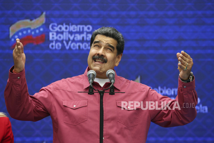  Presiden Venezuela Nicolas Maduro berbicara kepada jurnalis yang meliput suaranya dalam pemilihan untuk memilih anggota Majelis Nasional di Caracas, Venezuela, Minggu, 6 Desember 2020.