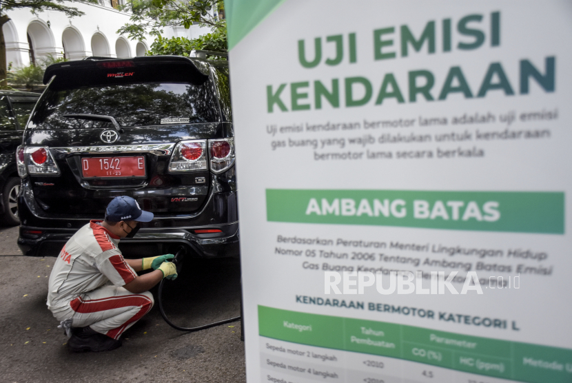 Petugas menguji emisi gas buang pada kendaraan roda empat (ilustrasi). Pemerintah Kota Jakarta Pusat (Pemkot Jakpus) berencana menggelar uji emisi gratis untuk kendaraan roda empat dan roda dua sebanyak empat kali pada tahun ini guna mendukung program Langit Biru.