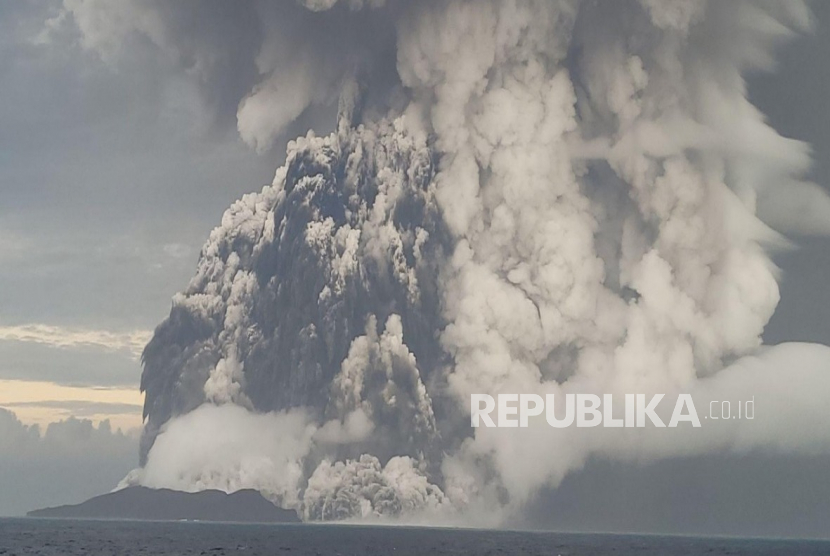 Letusan gunung berapi bawah laut yang kuat di Tonga pada hari Jumat 14 Januari 2022. Letusan terakhir gunung berapi Hunga Tonga-Hunga Haapai terjadi hanya beberapa jam setelah peringatan tsunami pada hari Jumat dicabut.