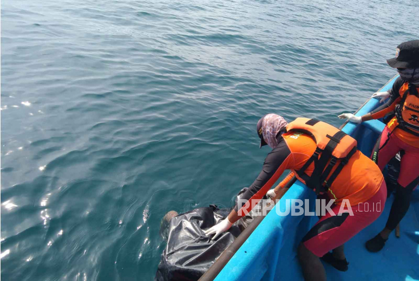Tim SAR gabungan mengevakuasi korban tenggelam di Pantai Pangandaran, Kabupaten Pangandaran, Sabtu (25/3/2023). Dok Kantor SAR Bandung
