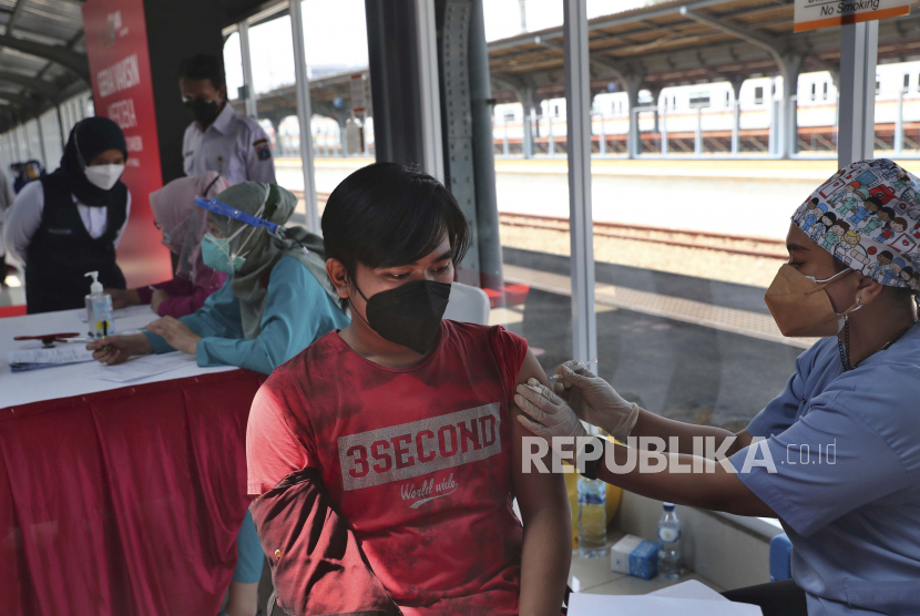 Seorang pekerja medis memberikan suntikan vaksin Sinovac COVID-19 kepada seorang penumpang kereta api selama kampanye vaksinasi di stasiun kereta api Jakarta Kota di Jakarta, Indonesia, Rabu, 28 Juli 2021.