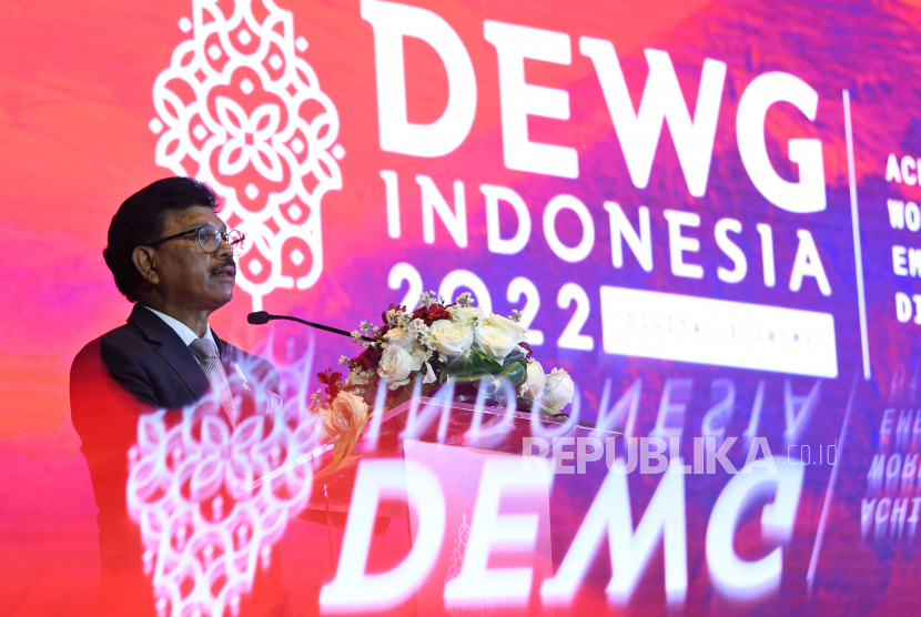 Menteri Komunikasi dan Informatika Johnny Gerard Plate menyampaikan paparannya dalam acara kick off Digital Economy Working Group (DEWG) Presidensi G20 Indonesia di Jakarta, Selasa (15/3/2022).
