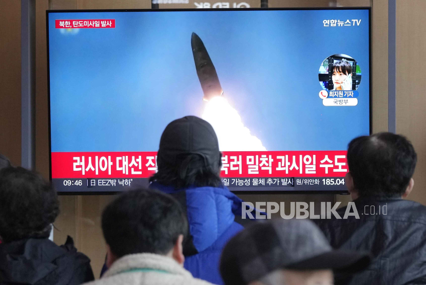 Layar televisi yang memperlihatkan peluncuran rudal balistik miliki Korea Utara. 