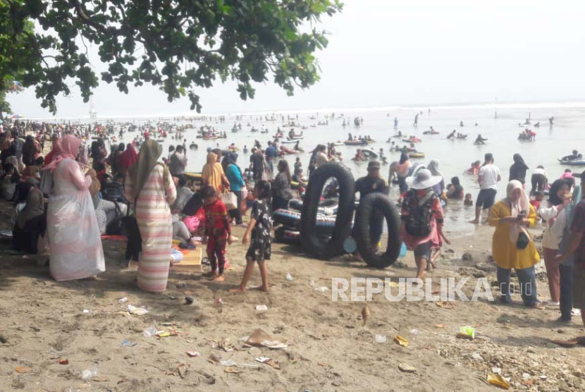 Suasana di objek wisata Pantai Sindangkerta, Kecamatan Cipatujah, Kabupaten Tasikmalaya, Selasa (2/1/2024). 